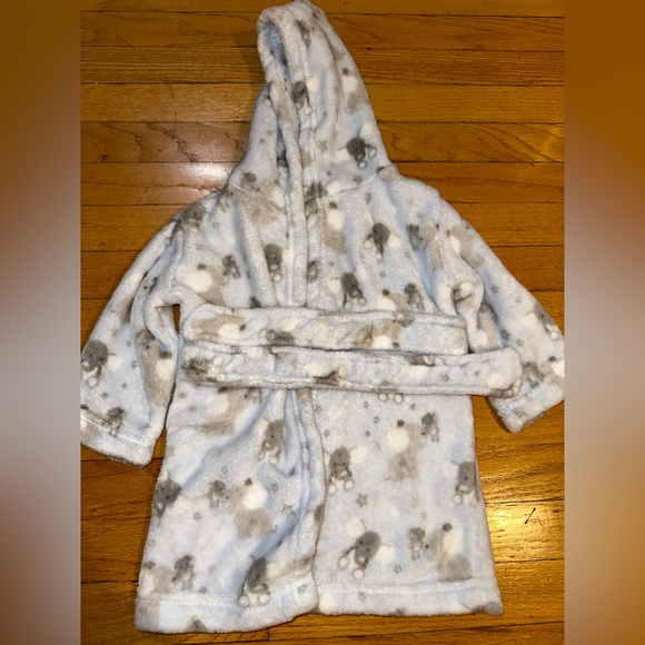 Bundle of 2 baby towels 9 months and 12 + months - Picture 4 of 16